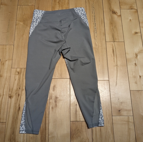 Old Navy Active Size XL Grey Camo Print Leggings Pants Activewear - Picture 8 of 9